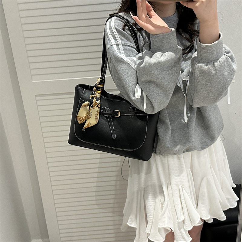 designer 2025 Spring New Fashion Trendy Casual Large Capacity Bag for Women Simple Niche Design Shoulder Tote Bag