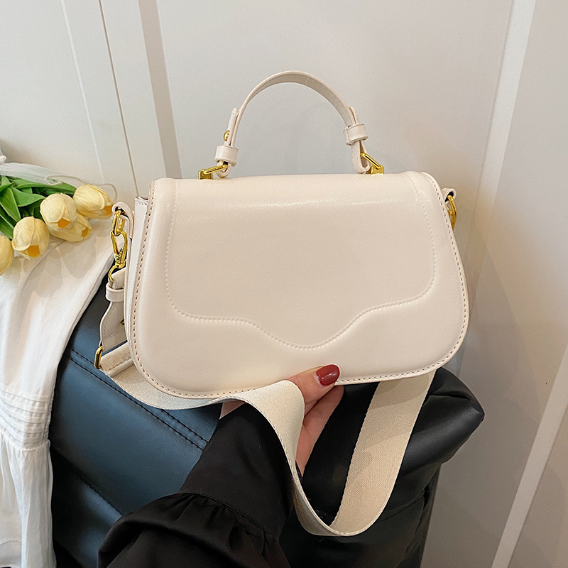 Free Shipping Designer Bag 2025 New Fashionable Handheld Magnetic Buckle Texture Shoulder With A Western And Advanced Style Crossbody Small Square Bag