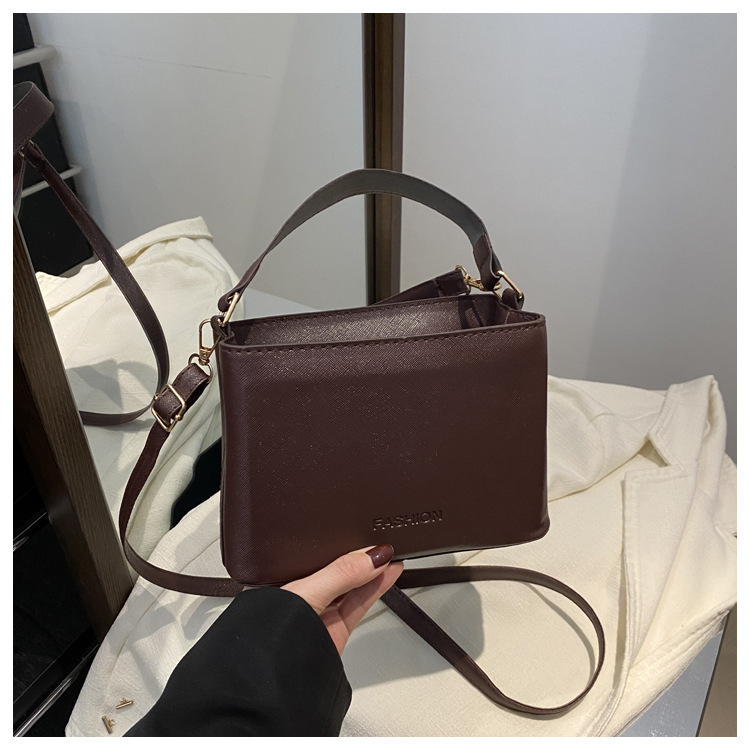 Top brand high-quality new free designer bag fashionable shoulder letter embossed elegant handbag 2025 new horizontal bucket small bag new free design
