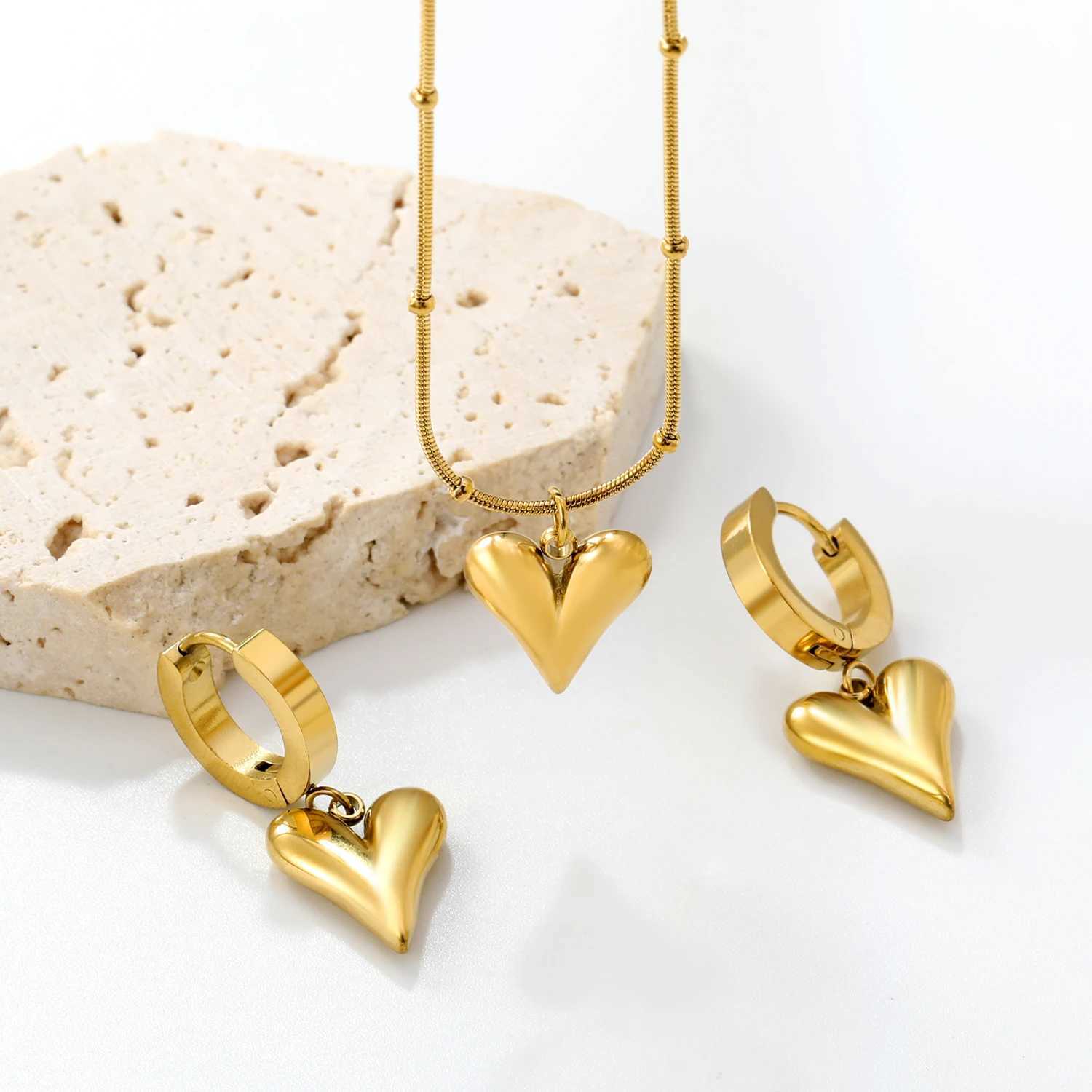 Personality Minimalist Heart-Shaped Love Pendant Necklace And Earrings Set Fashionable And Elegant Jewelry Set For Girls. XJ250604