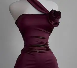 A long slit dress for elegant ladies figurehugging waistcinching and slimming red long 250604