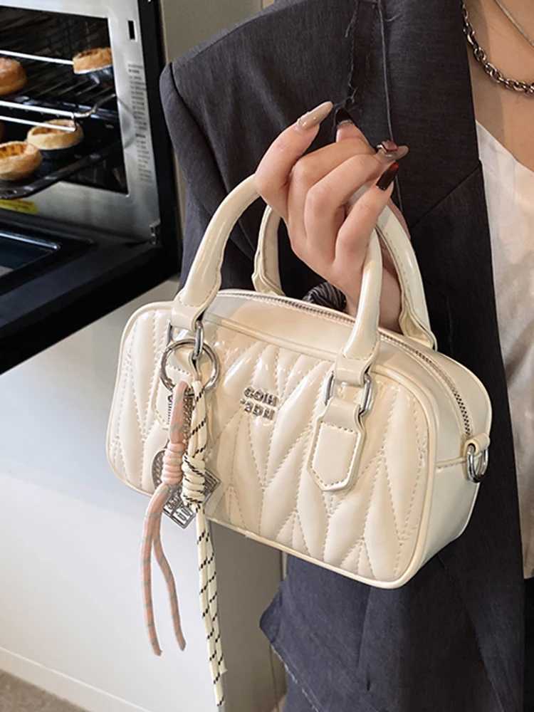 Famous Brand Luxury Portable Mini Bowling Bags Fem 2025 Spring and Summer Messenger Bag Bost Square Bag Small Purse Handbag B250618