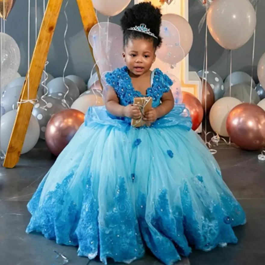 2025 Blue Flower Girl Dresses Short Sleeves V Neck Princess Queen Communion Dress Appliqued Lace Beaded Little Kids First Birthday Party Weddding Gown