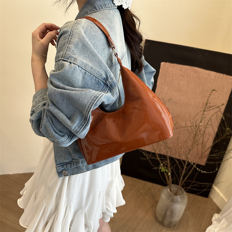 designer Vintage 2025 Spring Underarm Bag for Women 2025 French Niche Design Texture New Casual Crescent Bag
