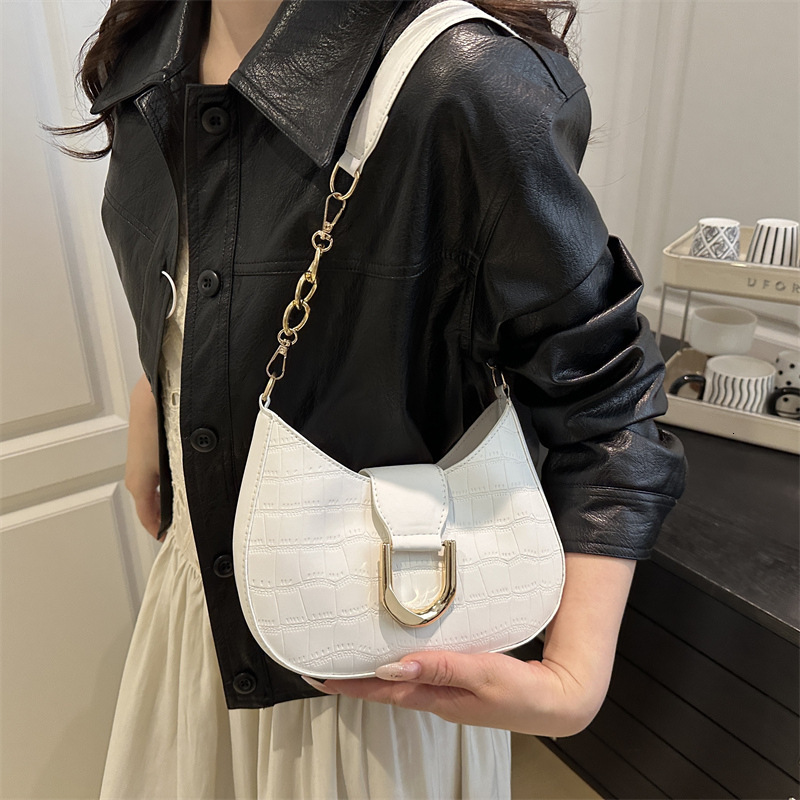 designer 2025 Trendy Fashion Simple New Moon Bag Spring New Niche Design Stylish Personality Casual Women's Shoulder Bag
