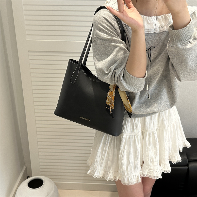 designer Summer New Fashionable Large Capacity Retro Casual 2025 Simple Women's Niche Textured Shoulder Tote Bag