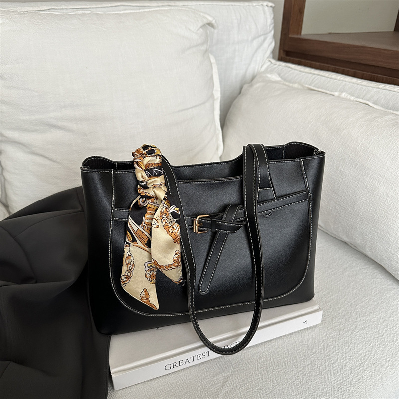 designer 2025 Spring New Fashion Trendy Casual Large Capacity Bag for Women Simple Niche Design Shoulder Tote Bag