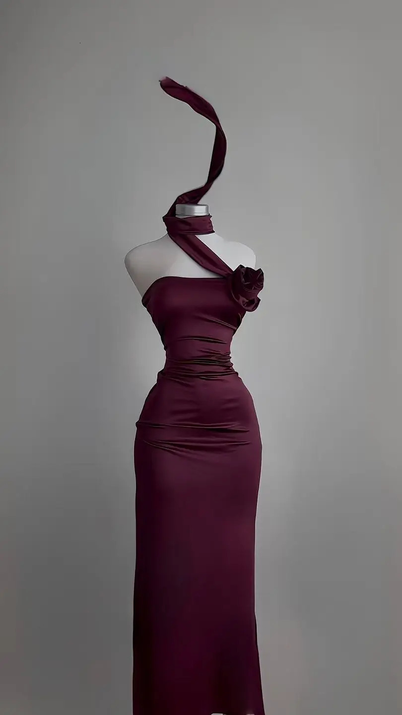 A long slit dress for elegant ladies figurehugging waistcinching and slimming red long 250604