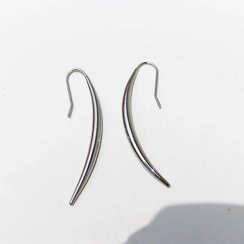 European and American Style Ladies Brass Gold Plated Water drop Shaped Crescent Earrings with Smooth Wolf Tooth Design