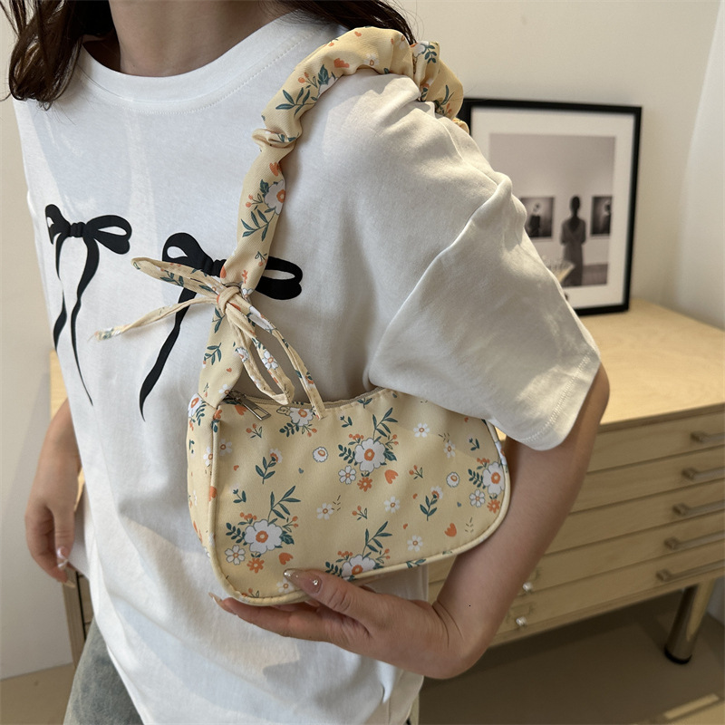 designer Large Capacity Shoulder Bag Summer Pleated Floral Underarm Bag 2025 New Niche Design Sweet Drawstring Commuter Bag