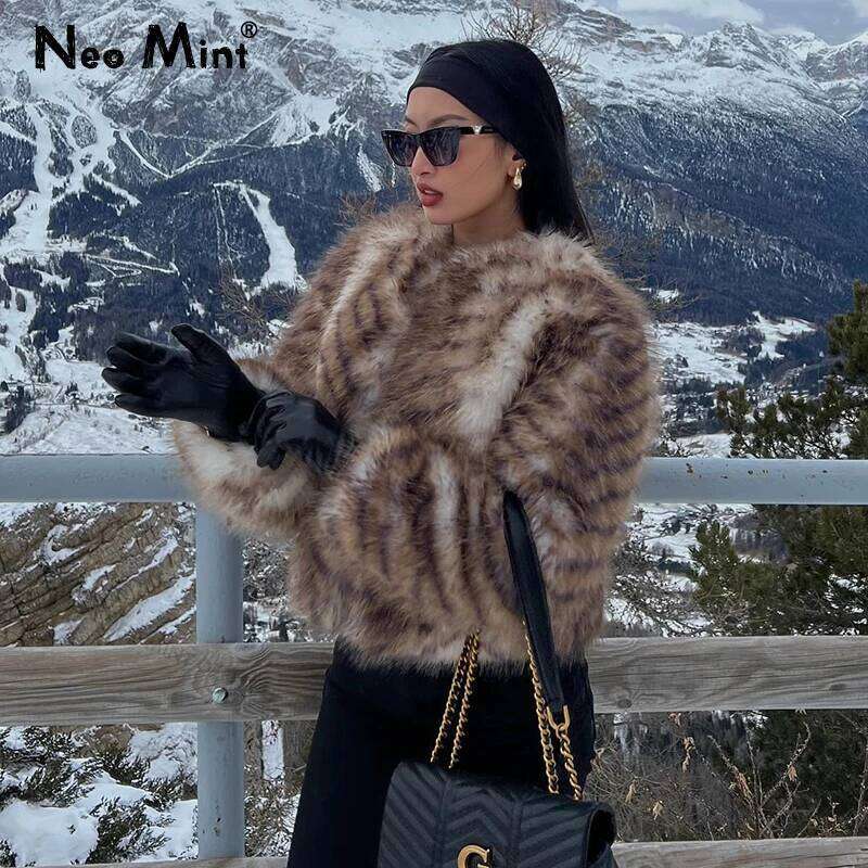 Neo Mint Brand Furry Cropped Faux Coat Women Winter 2024 Iconic Street Fashion Week Girls Fluffy Short Fur Jacket