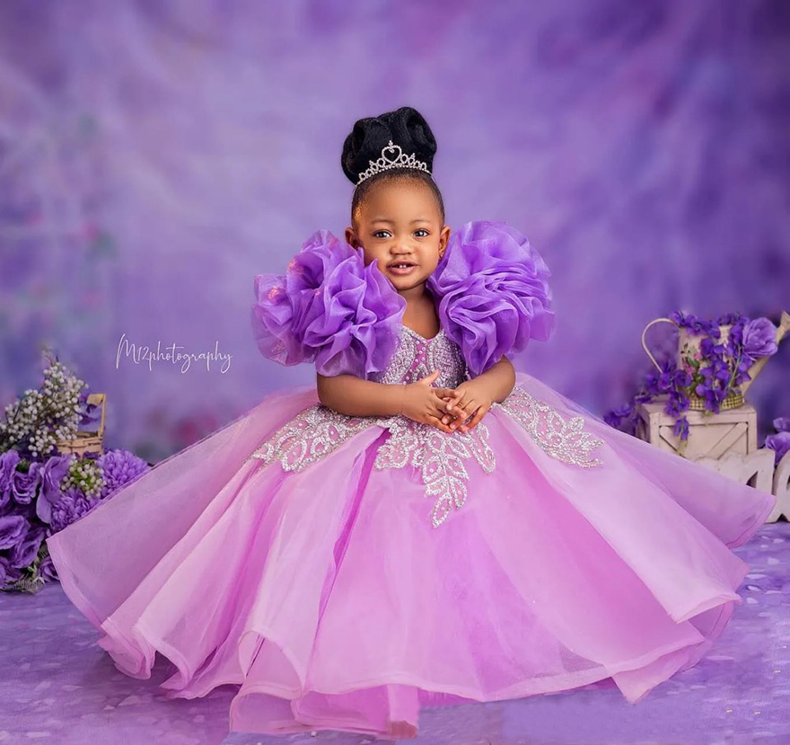 2025 Purple Little Girls Birthday Dress Flower Girl Dresses Communion Gowns Cap Pleated Sleeves Appliqued Beaded Lace Pearls Tiered Marriage Dress for