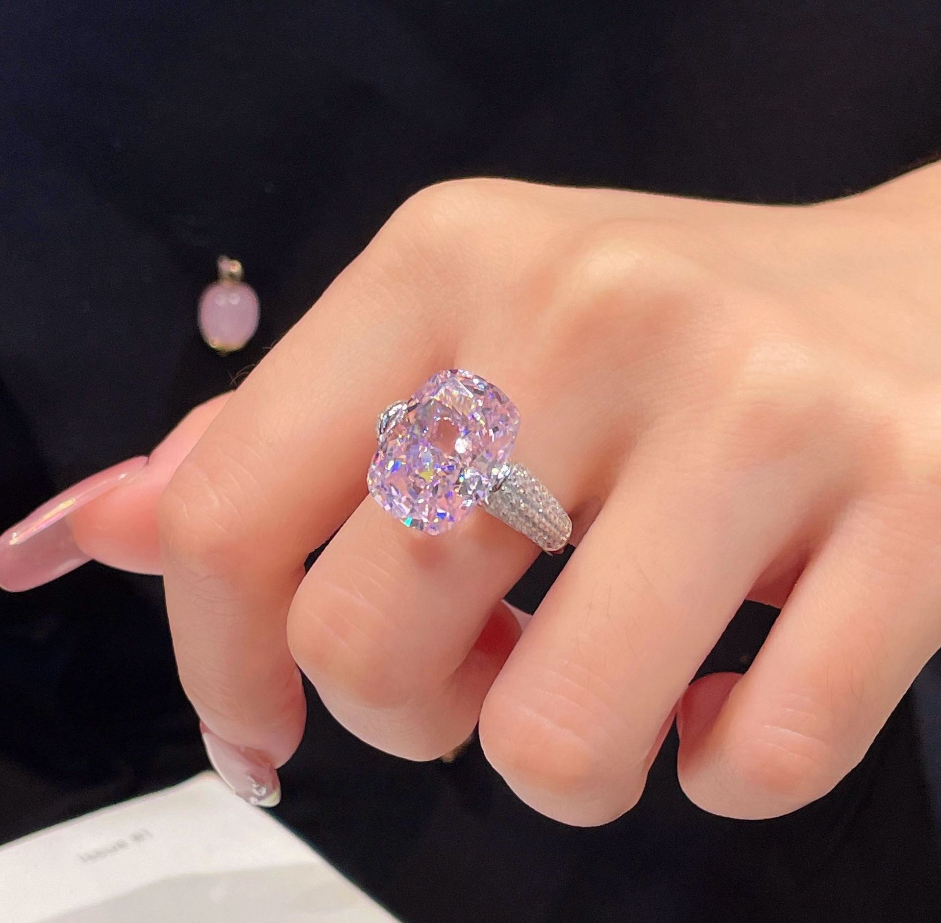 2025 Choucong Brand Wedding Rings Luxury Jewelry 925 Sterling Silver Fill Cushion Shape Pink Lab Moissanite Diamond Gemstones Party Eternity Women Bri