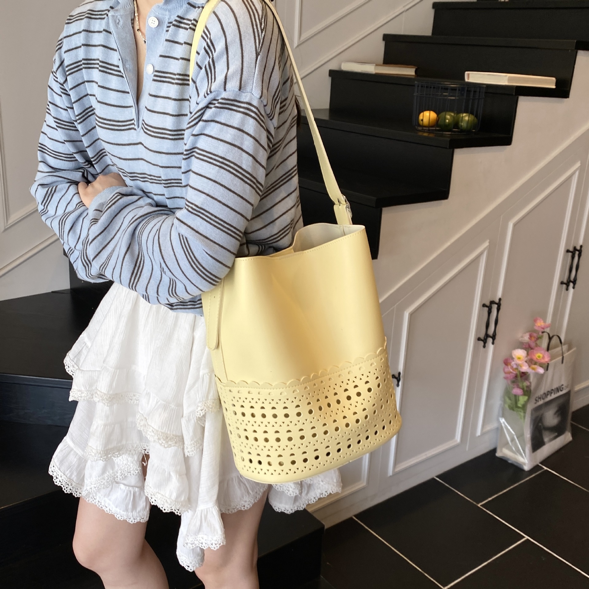 designer 2025 New High-End Hollow Large Capacity Tote Bag for Women, Bucket Bag, Commuter Shoulder Bag, Handheld Crossbody Bag