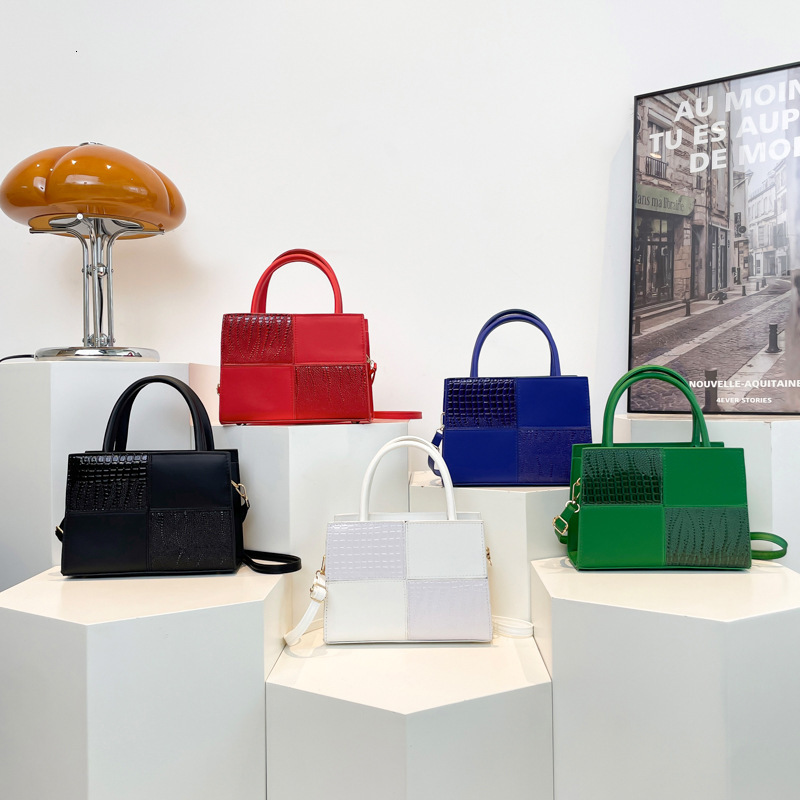 Top quality brand new free designer bag simple texture bucket bag 2025 new crocodile pattern patch commuting shoulder horizontal bag new free designer