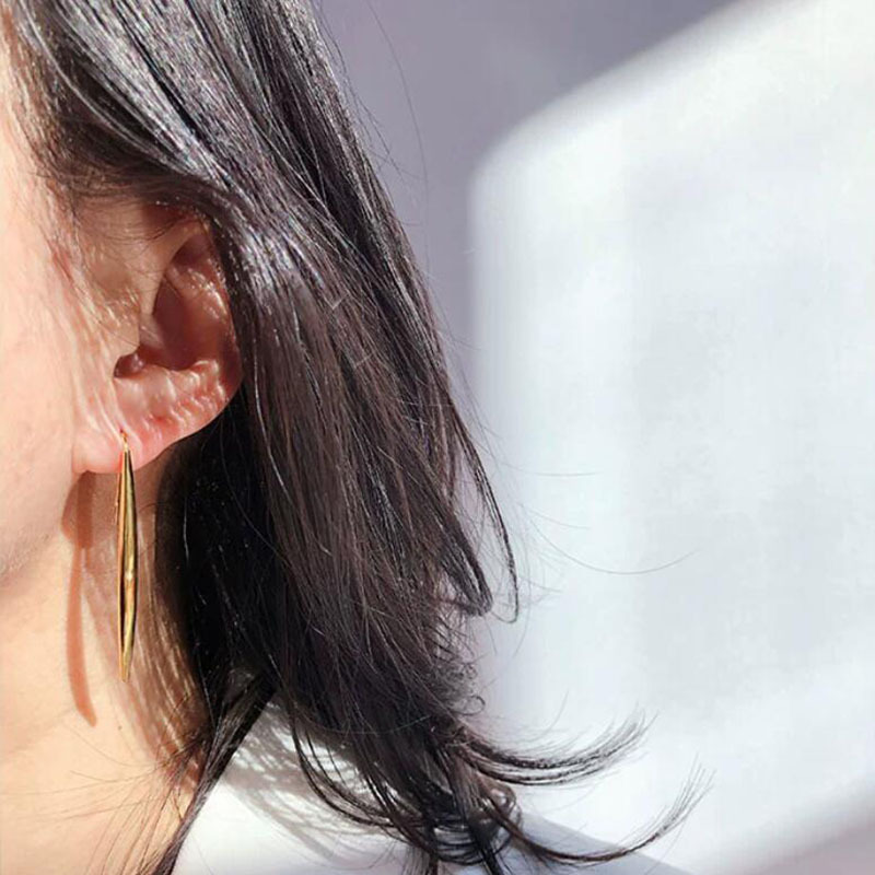 European and American Style Ladies Brass Gold Plated Water drop Shaped Crescent Earrings with Smooth Wolf Tooth Design