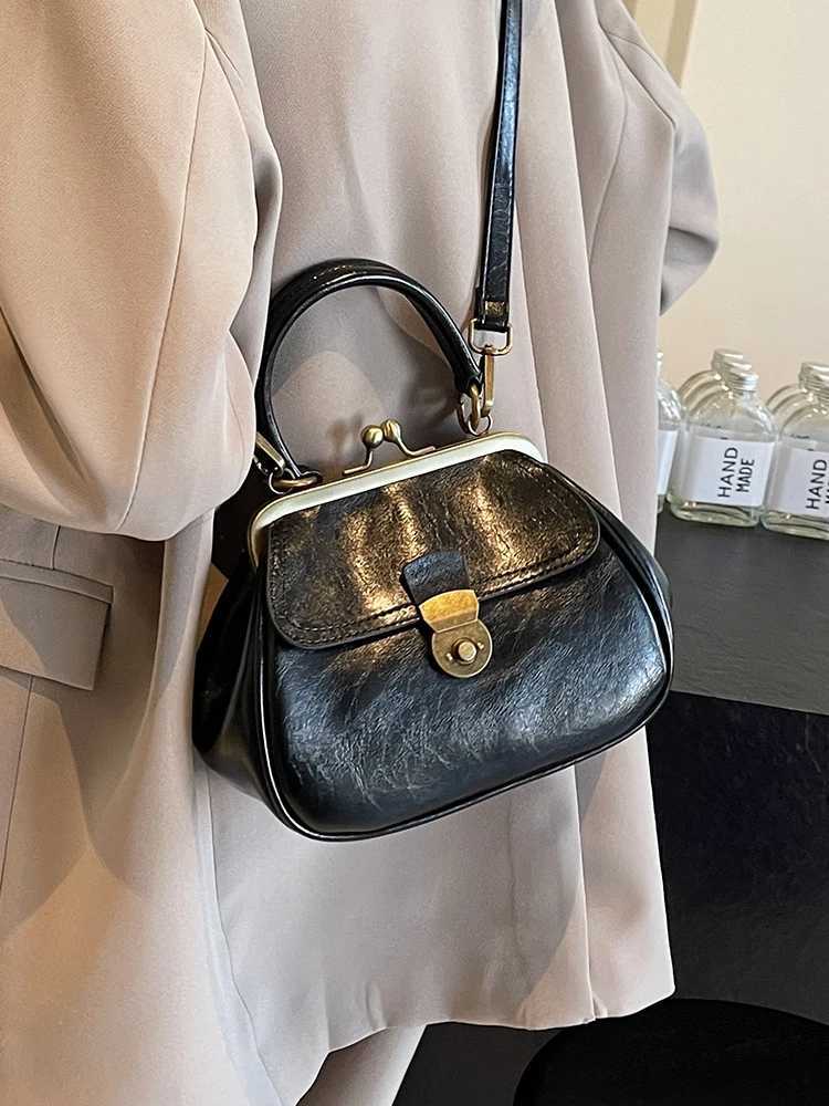 Womens New High Quality Texture Crossbody Bag Autumn Winter Retro Versatile Single Shoulder Fashion Trend PU Solid HandbagT251028