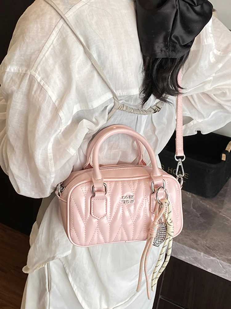 Famous Brand Luxury Portable Mini Bowling Bags Fem 2025 Spring and Summer Messenger Bag Bost Square Bag Small Purse Handbag B250618