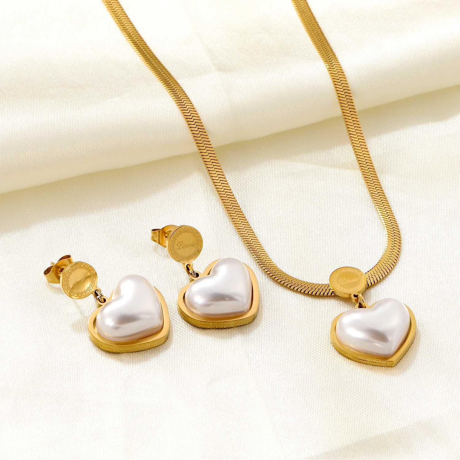Personality Minimalist Heart-Shaped Love Pendant Necklace And Earrings Set Fashionable And Elegant Jewelry Set For Girls. XJ250604