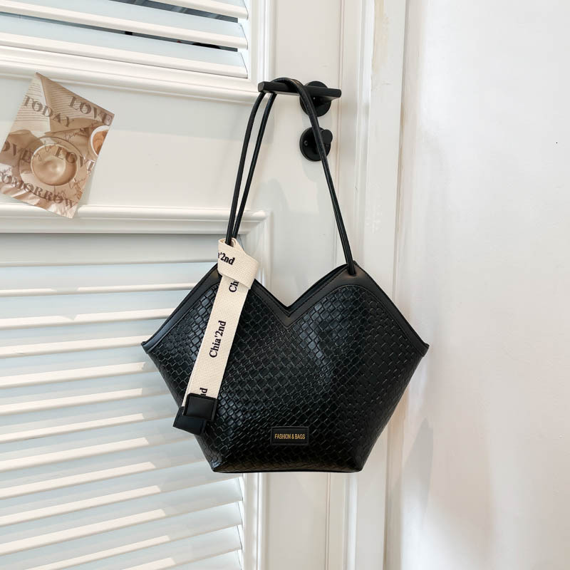 designer Vintage Casual Single Shoulder Handbag Underarm Bag Large Capacity Bag for Women 2025 New Niche Design Commuter Tote Bag