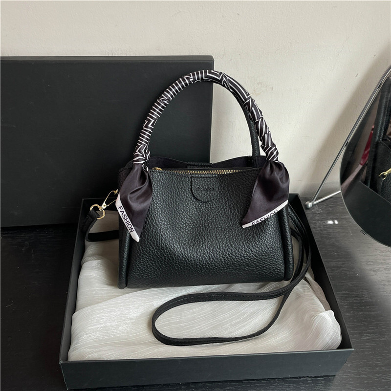 Free Shipping Designer Bag High End Temperament Handbag 2025 New Light Luxury Women's Fashionable And Versatile Single Shoulder Crossbody Bucket 