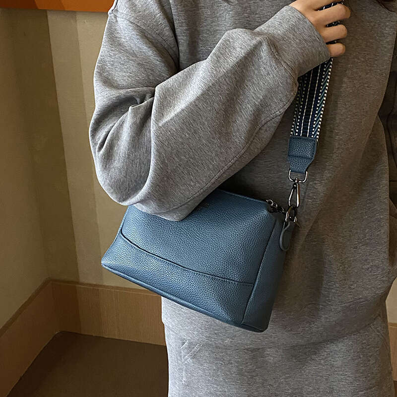 New Fashion Women's Versatile Commuter Simple High-end Single Shoulder Crossbody Soft Surface Wide Strap Bag for Women