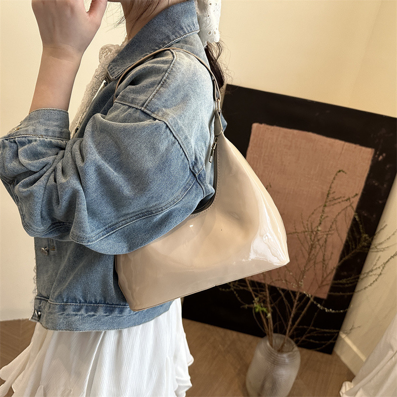 designer Vintage 2025 Spring Underarm Bag for Women 2025 French Niche Design Texture New Casual Crescent Bag