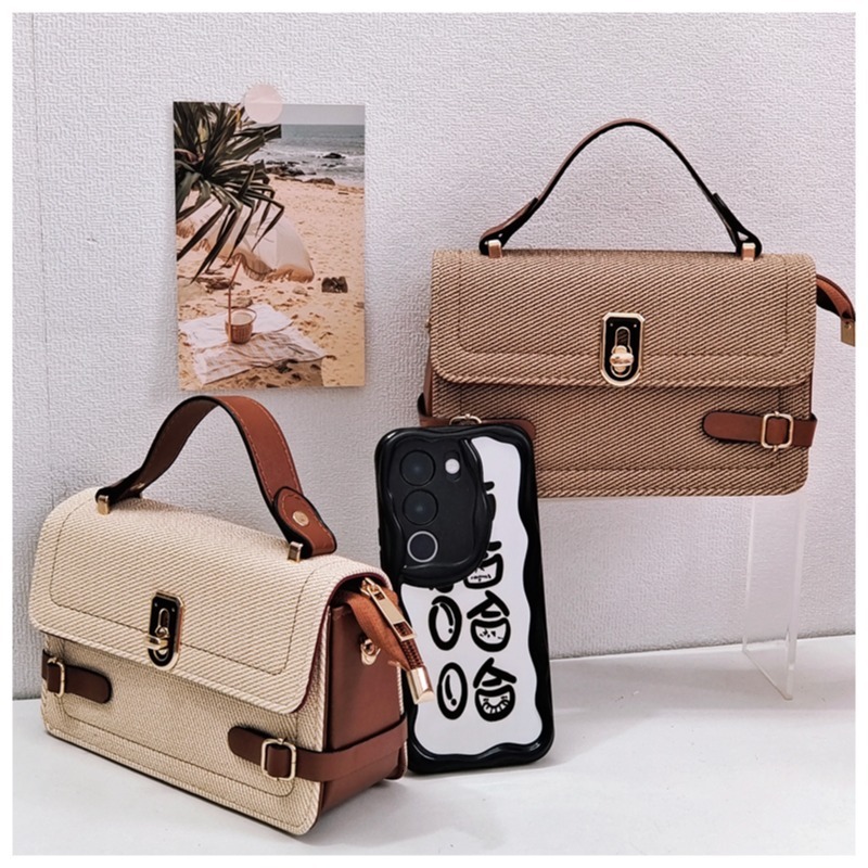 Top brand high-quality new free designer bag retro niche design 2025 fashionable texture single shoulder slanted small square bag brand new free desig