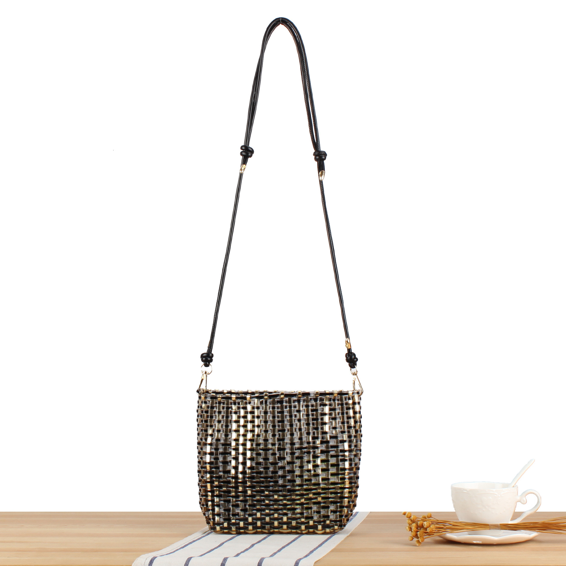 New casual, personalized, fashionable woven bag for daily commuting, beach vacation, multi-functional, niche women's bag, designer shoulder bag