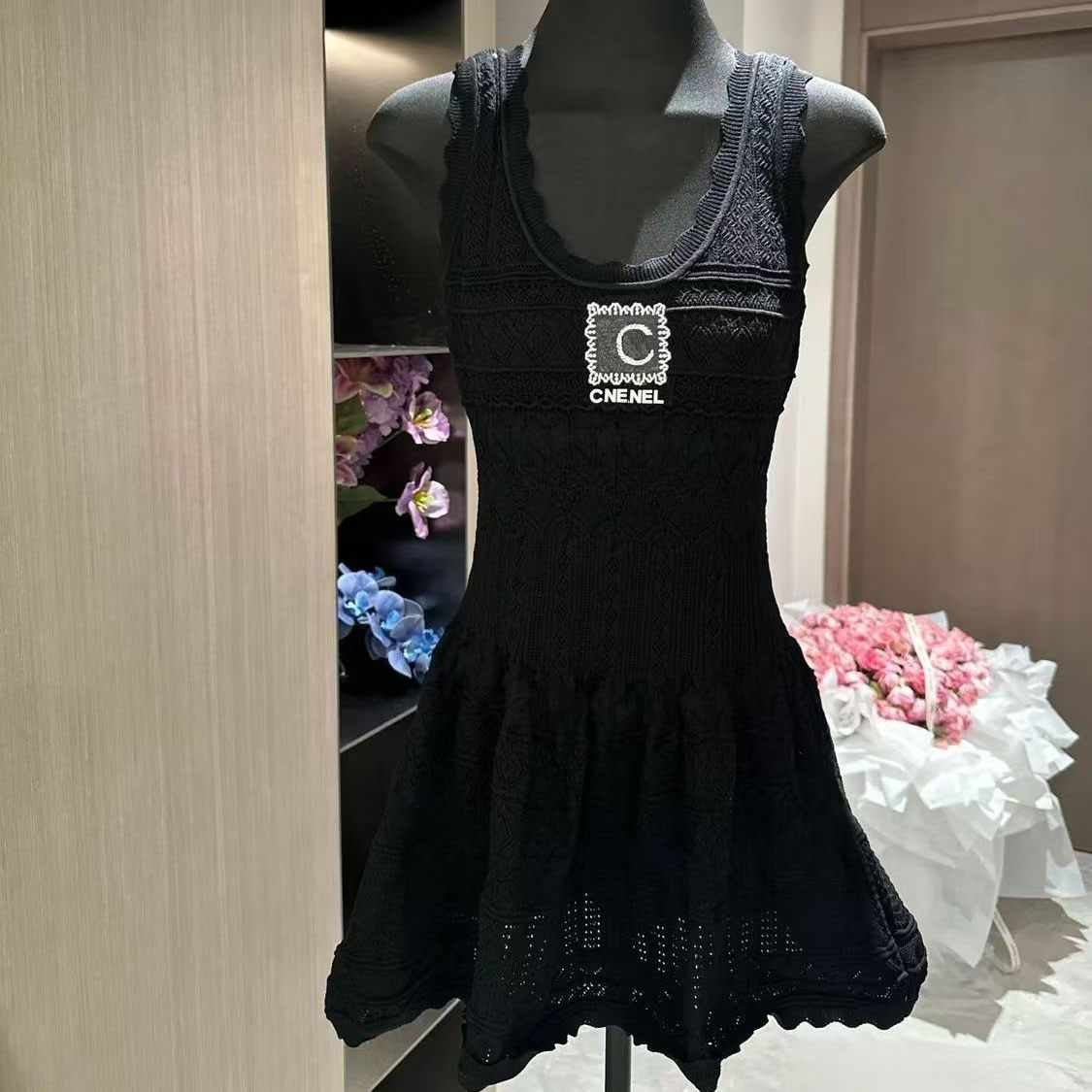 25ss French style knitted hollow vest dress, women's black and white elegant slim fit dress fashionable