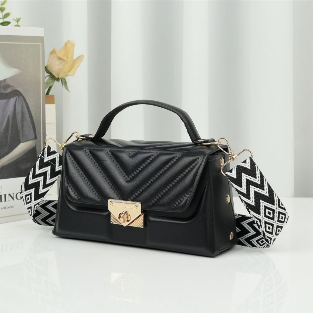 Top brand high-quality new free designer bag 2025 new fashionable style shoulder wide chain small square bag elegant commuting bag new free designer b