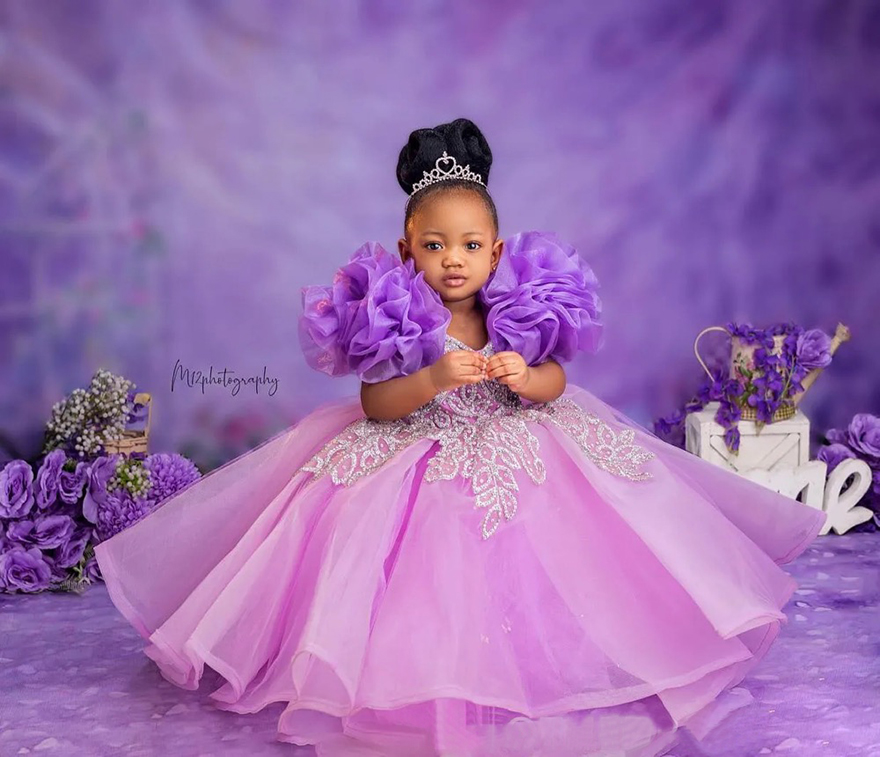 2025 Purple Little Girls Birthday Dress Flower Girl Dresses Communion Gowns Cap Pleated Sleeves Appliqued Beaded Lace Pearls Tiered Marriage Dress for