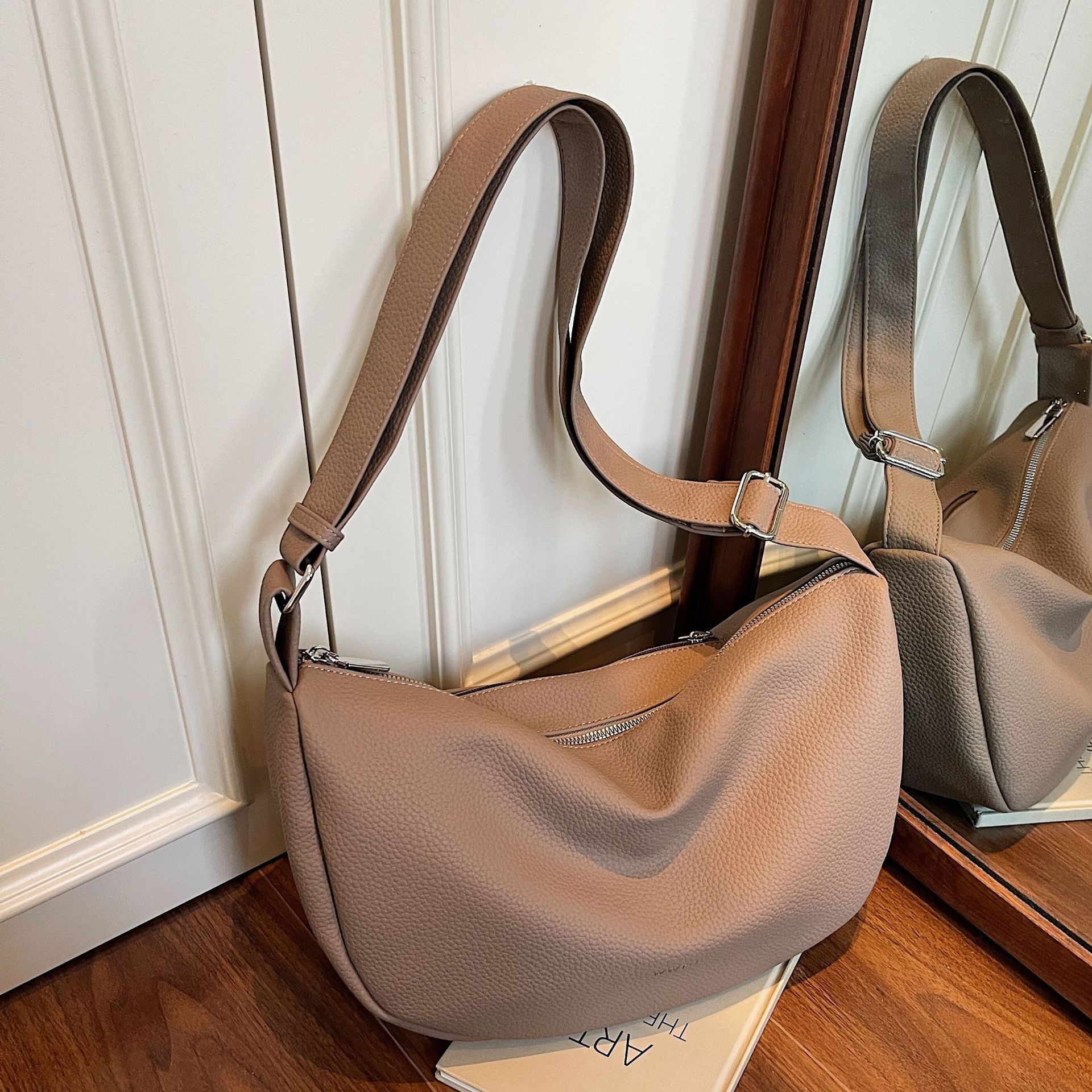 designer Soft Leather Vintage Large Capacity Bag for Women 2025 New Early Autumn Versatile Commuter Crossbody Bag Internet Celebrity Single Shoulder D