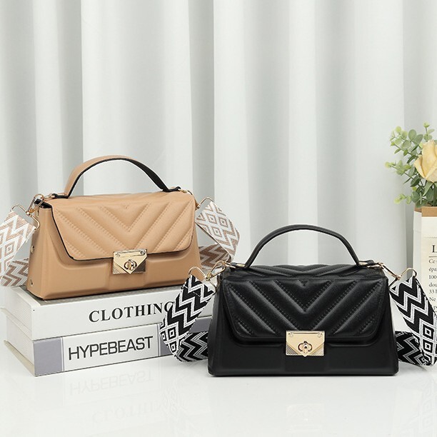 Top brand high-quality new free designer bag 2025 new fashionable style shoulder wide chain small square bag elegant commuting bag new free designer b