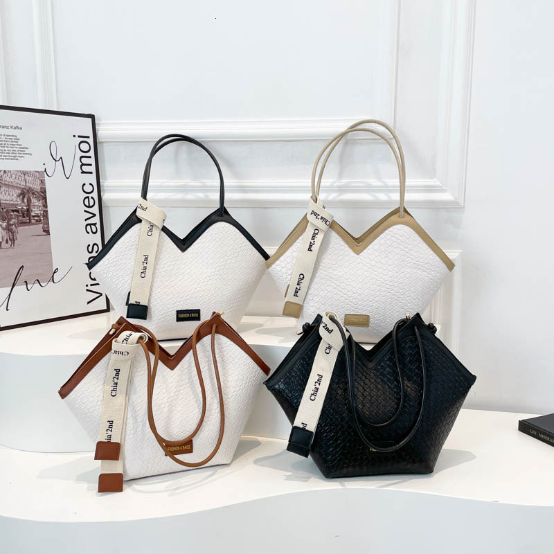 designer Vintage Casual Single Shoulder Handbag Underarm Bag Large Capacity Bag for Women 2025 New Niche Design Commuter Tote Bag