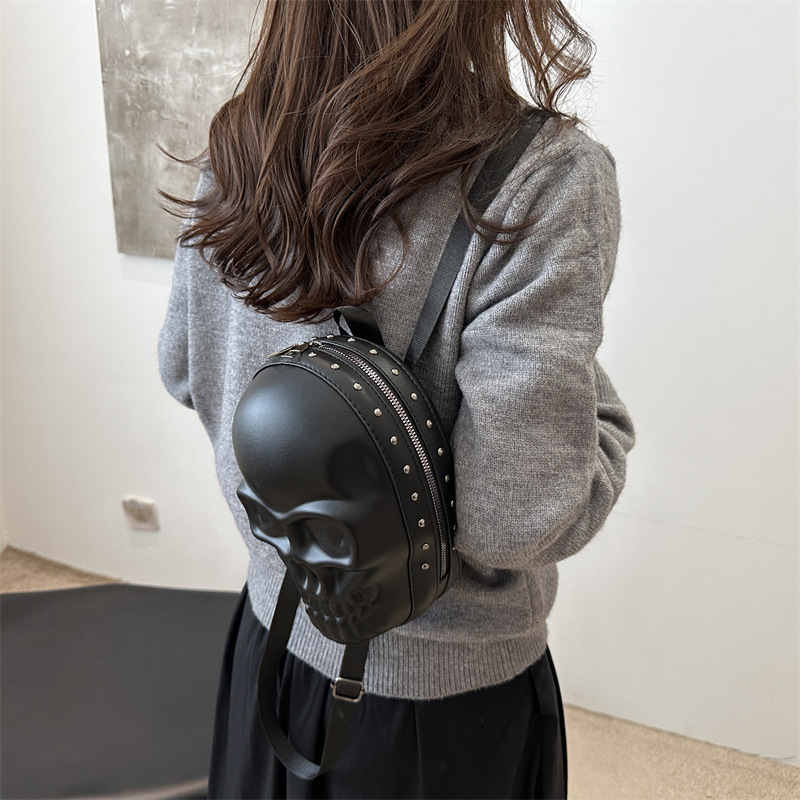 designer 2025 New Dark Element Halloween Double Shoulder Crossbody Casual Personality 3D Skull Chain Bag for Women