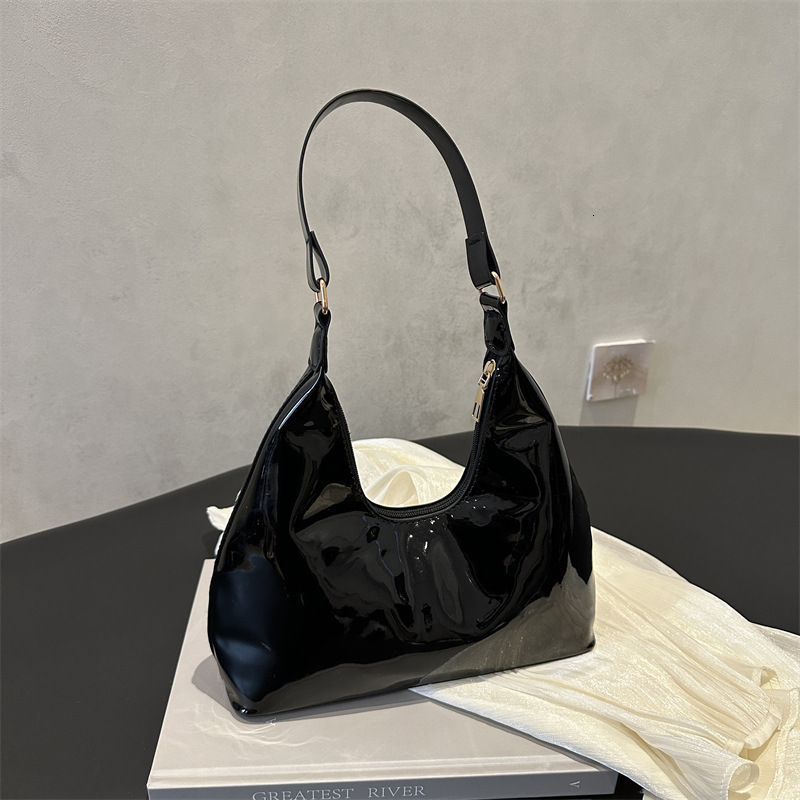 designer Vintage 2025 Spring Underarm Bag for Women 2025 French Niche Design Texture New Casual Crescent Bag