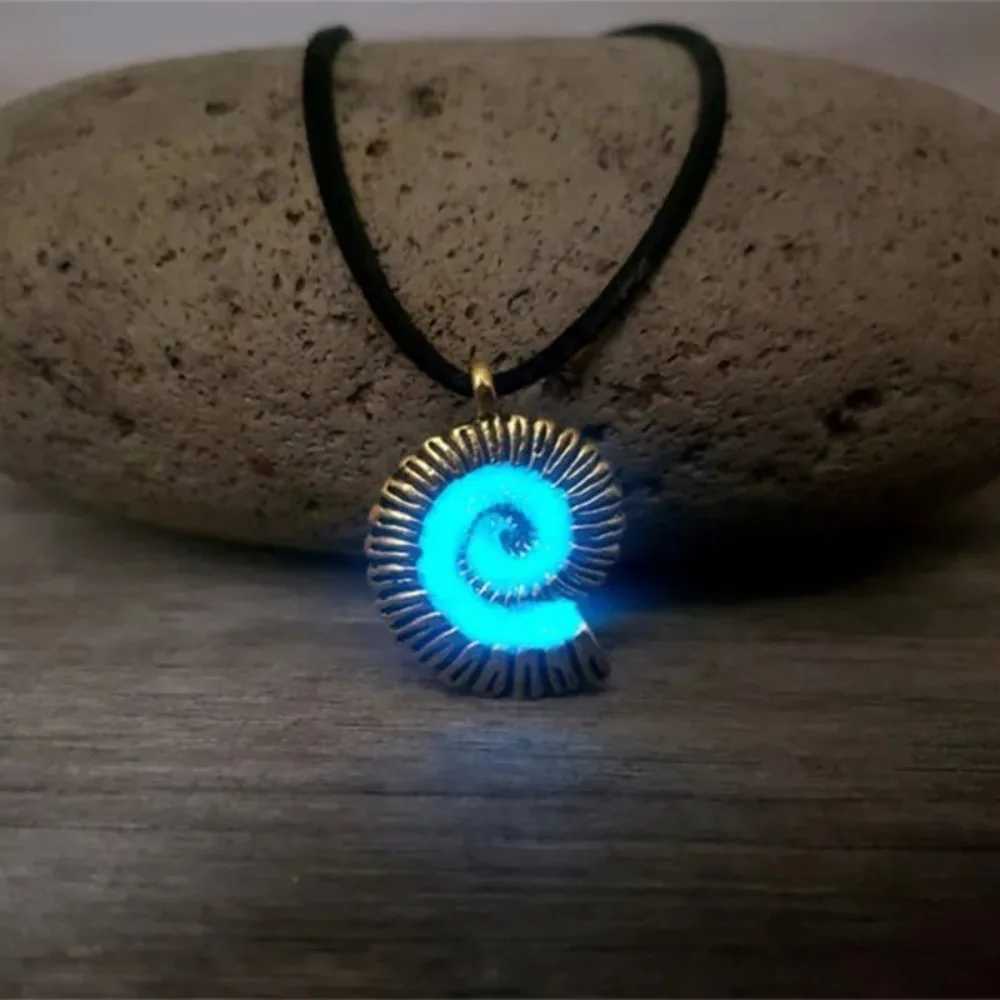 Glow in the Dark Conch Pendant Necklace Mermaid Spiral Fashion Jewelry Night Necklace Alloy Butterfly Necklace Women Jewelry XJ250604