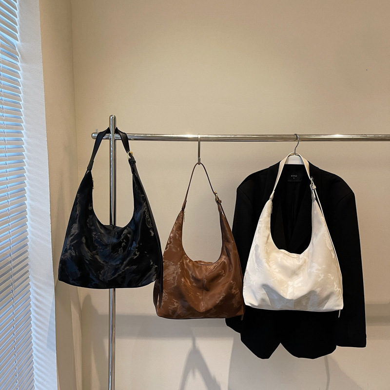 Free Shipping Designer Bag Women's 2025 New Trendy Niche Western-style Texture Large Capacity Commuting Versatile Single Shoulder Tote Diagonal C