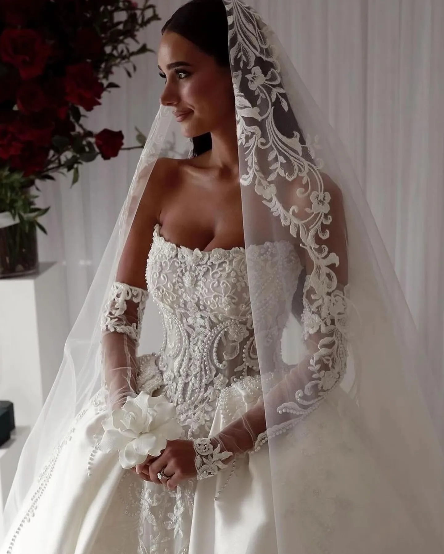 Modest Strapless Wedding Dress Ball Gown Elegant Appliques Lace Bridal Dress Customized Beads Pearls Dubai vestidos de novia