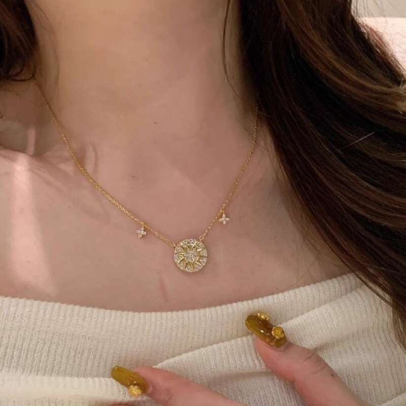 Vintage Retro Pointed Dia Four-Leaf Clover Sun Star Wheel Compass Necklace Exquisite Light High-End Clavicle Chain for Women