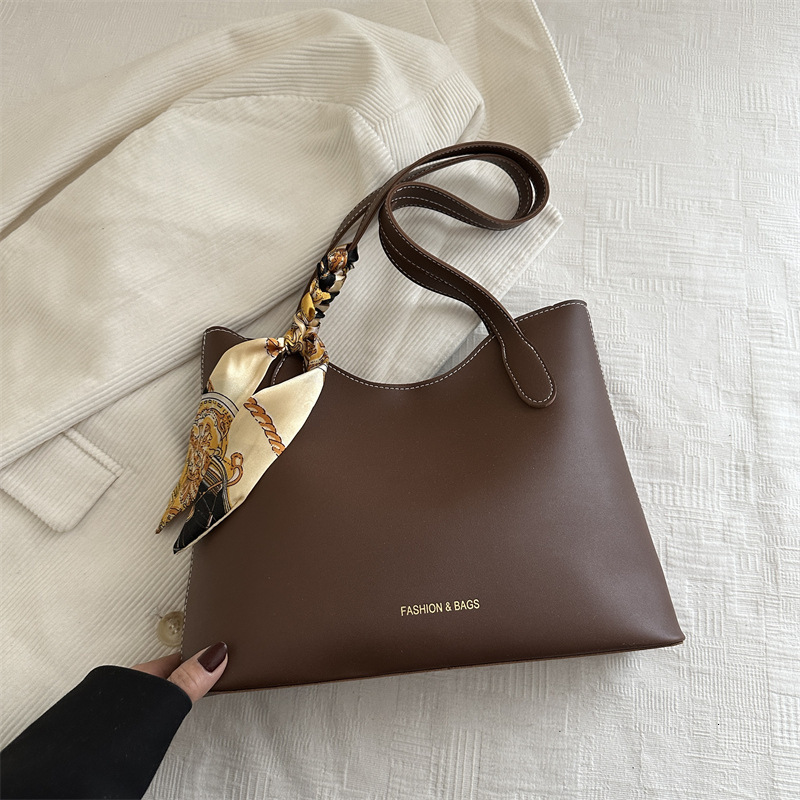 designer Summer New Fashionable Large Capacity Retro Casual 2025 Simple Women's Niche Textured Shoulder Tote Bag