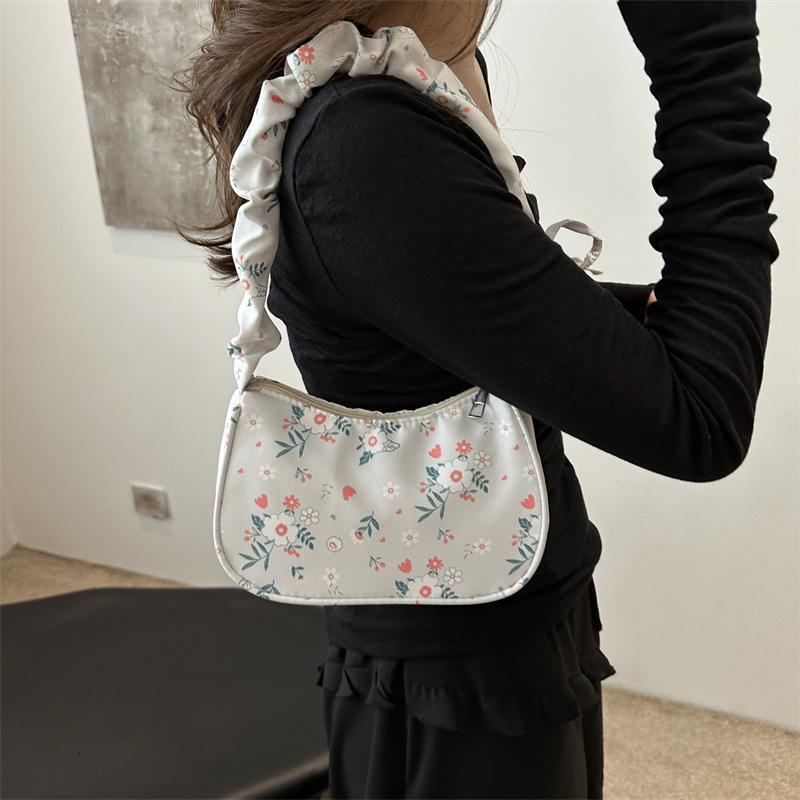 designer Large Capacity Shoulder Bag Summer Pleated Floral Underarm Bag 2025 New Niche Design Sweet Drawstring Commuter Bag