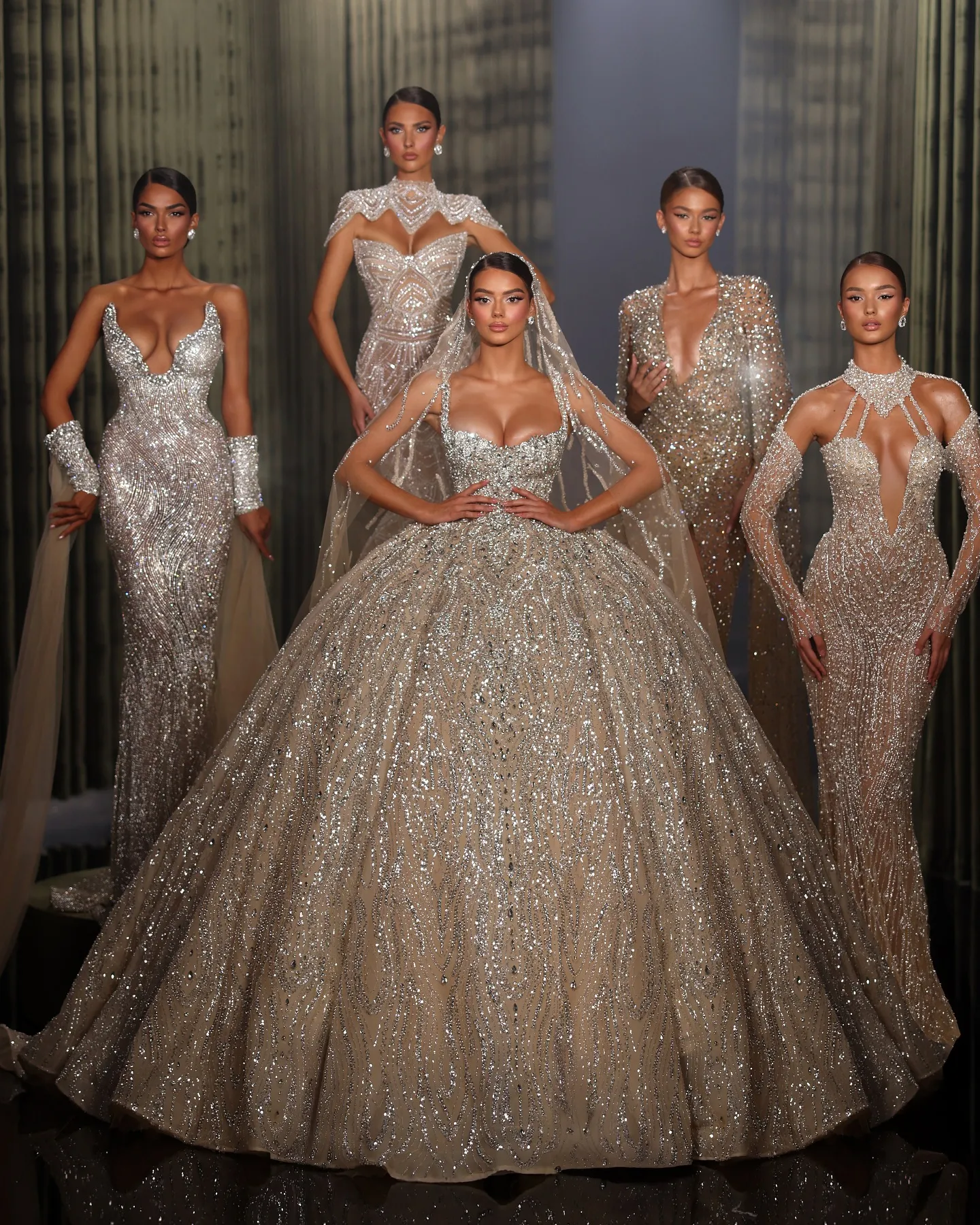 Luxury Crystal Ball Gown Wedding Dress Beaded Spaghetti Straps Wedding Dresses Rhinestones Sweep Train Customized Bridal Gowns