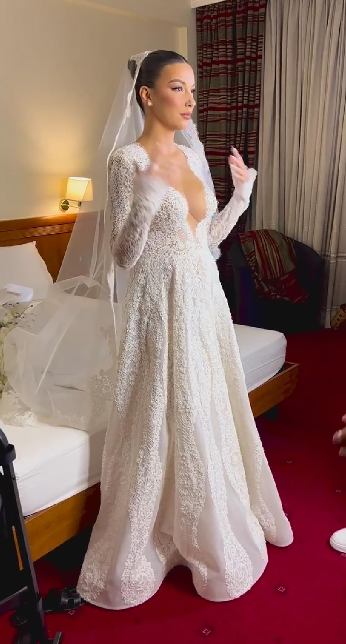 Elegant French Lace Wedding Dresses A Line Deep V Neck Bride Gowns Long Sleeves Custom Made Formal Cathedral Church Garden Bridal Dresses Floor Length