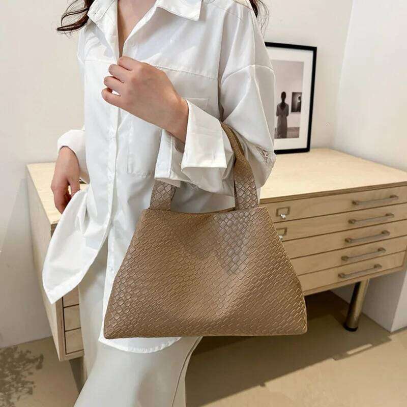 Large Capacity Bucket Fashion Women S Woven Pattern Handbag Retro Tote Commuting Bag