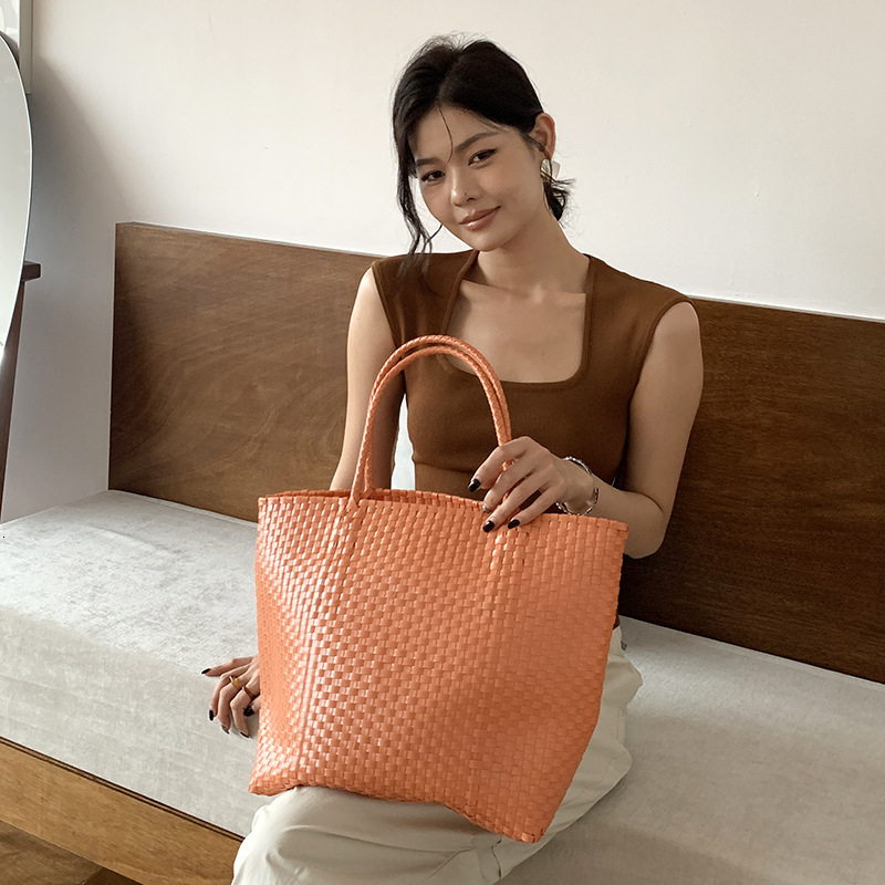 Cross border summer straw bag vacation style shoulder bag designer women's handbag basket hand woven bag women's crossbody bag