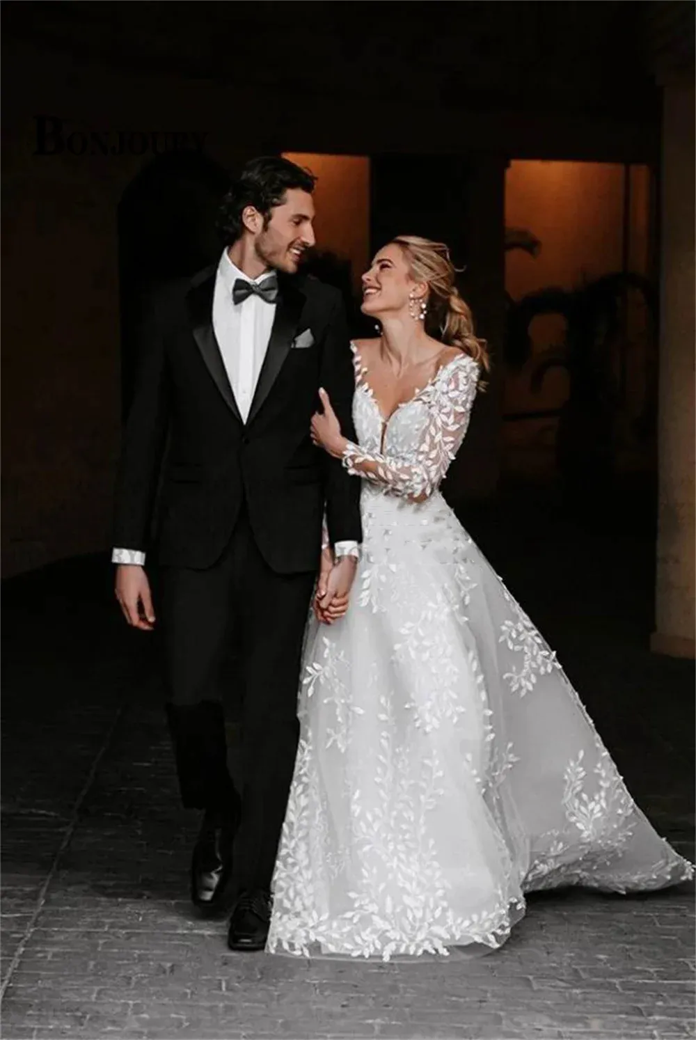 Boho A Line Wedding Dresses Lace Appliques Long Sleeves Ivory Tulle Bridal Gowns Court Train Sexy Backless Beach Vestido De Novia