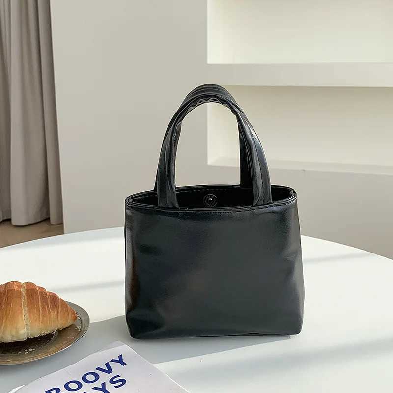 Fi crossbody bag women chain shoulder bag for spring female stylish handbag minimalist commuting bag XJ250605