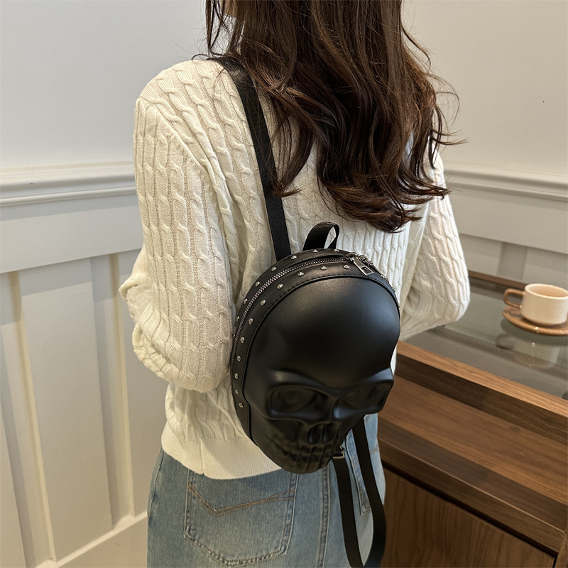 designer 2025 New Dark Element Halloween Double Shoulder Crossbody Casual Personality 3D Skull Chain Bag for Women